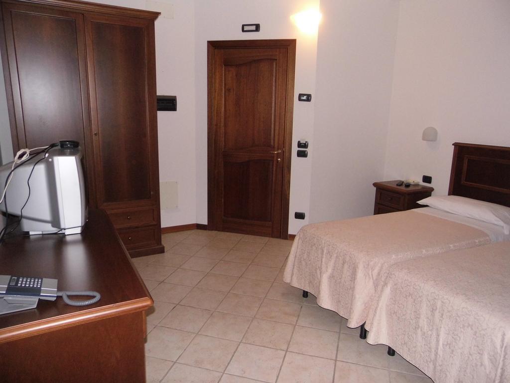 Hotel Valleumbra Torgiano Room photo